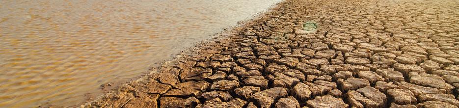 Drought is one of the consequences of climate change. The picture shows a riverbed that has run dry. Water is only running in the stream midstream.